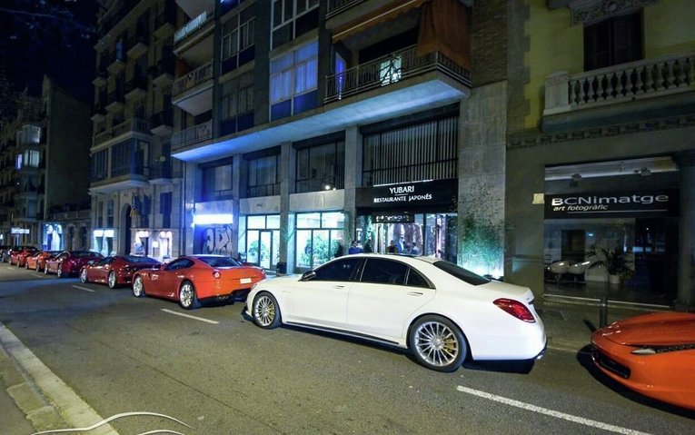 Элитные автомобили возле ресторана Yubari в Испании