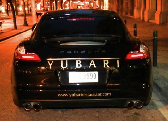 Элитные автомобили возле ресторана Yubari в Испании