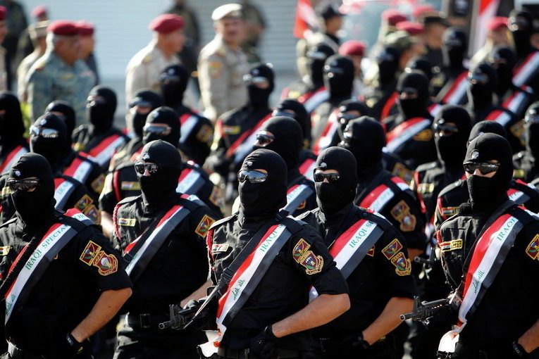 Военные иракских вооруженных сил принимают участие в военном параде на площади Тахрир в центре Багдада, Ирак