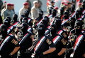 Военные иракских вооруженных сил принимают участие в военном параде на площади Тахрир в центре Багдада, Ирак