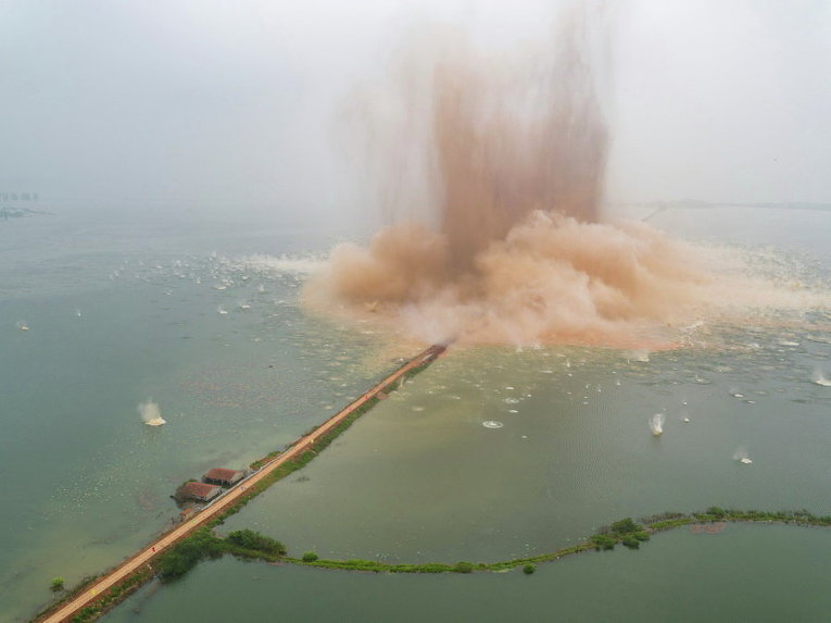 Разрушение дамбы между двумя озерами в городе Ухань, провинция Хубэй, Китай