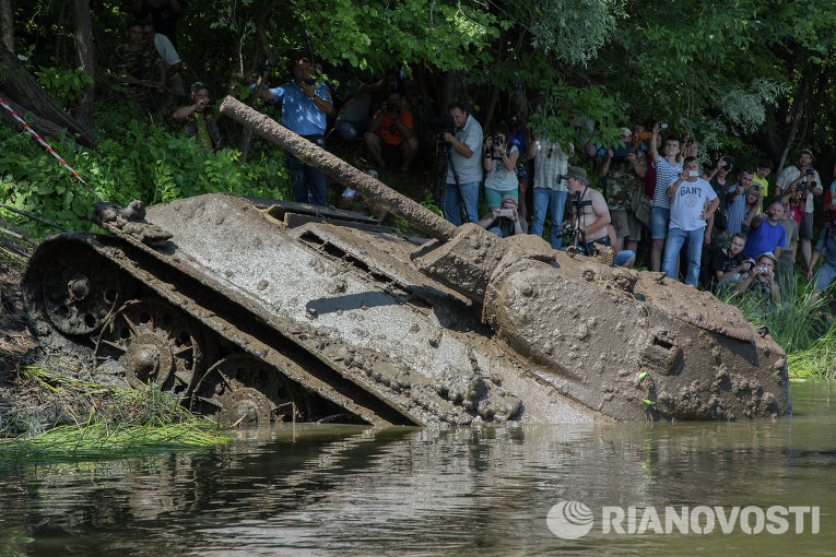 Операция по подъему танка Т-34 времен ВОВ со дна Дона в Воронежской области