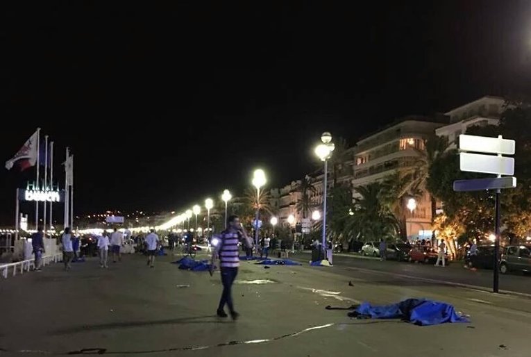 Грузовой автомобиль врезался в толпу людей, собравшихся на Английской набережной в Ницце