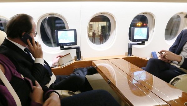 Франсуа Олланд в самолете возвращается в Париж после нападения в Ницце