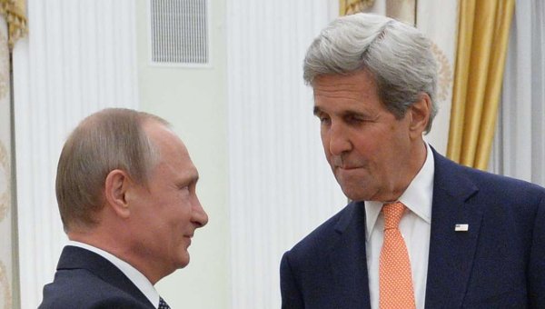 Президент РФ Владимир Путин (слева) и государственный секретарь США Джон Керри во время встречи в Москве