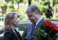 Порошенко и Гройсман принесли цветы к посольству Франции в Киеве