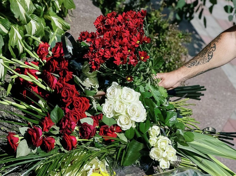 Цветы у посольства Франции в Киеве