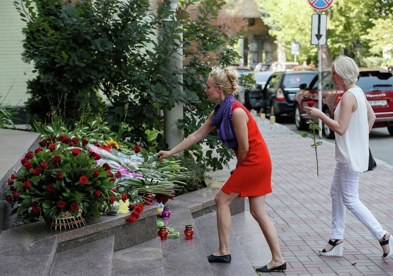 Украинцы несут цветы к посольству Франции в Киеве