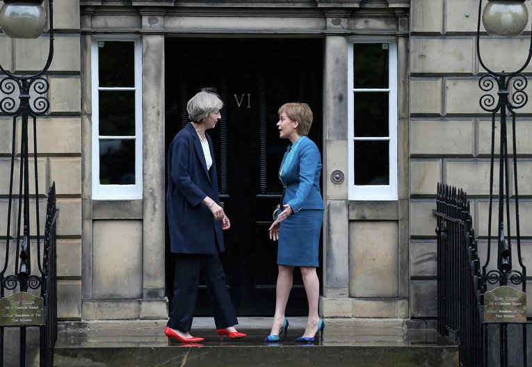 Первый министр Шотландии Никола Фергюсон Старджен приветствует нового премьер-министра Великобритании Терезу Мэй