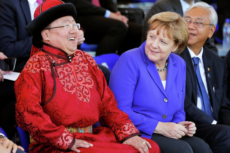 Канцлер Германии Ангела Меркель смотрит на президента Монголии Цахиагийна Элбэгдоржа