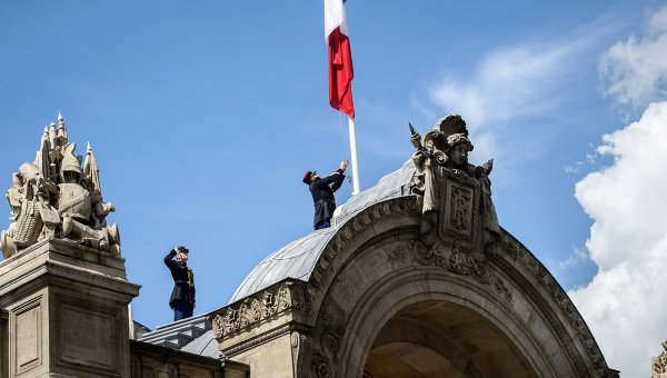 Республиканская гвардия опускает французский национальный флаг приспущен в Елисейском дворце в Париже
