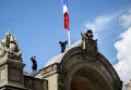 Республиканская гвардия опускает французский национальный флаг приспущен в Елисейском дворце в Париже