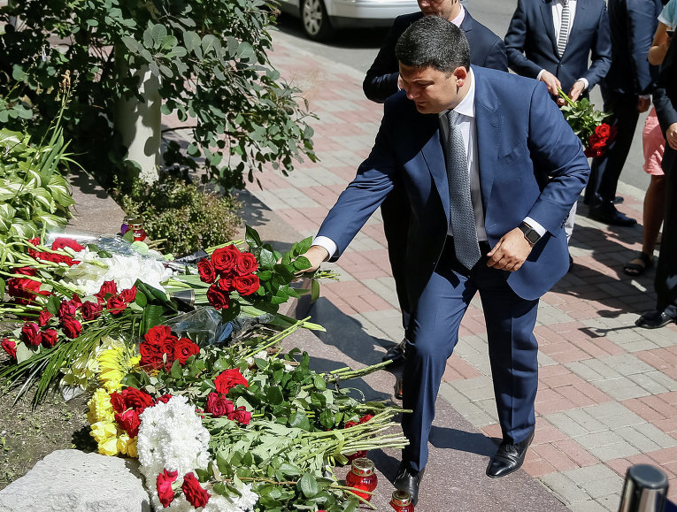 Премьер-министр Владимир Гройсман возлагает цветы у посольства Франции в Украине