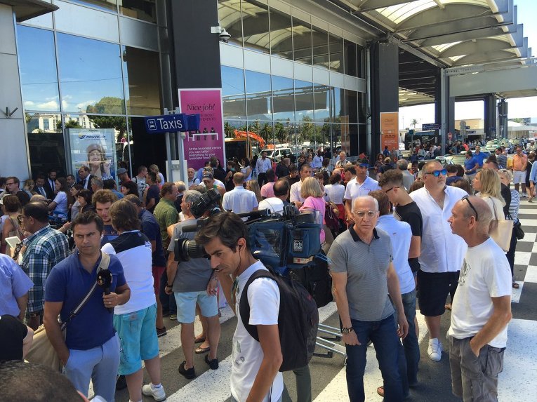 Эвакуация в аэропорту Ниццы