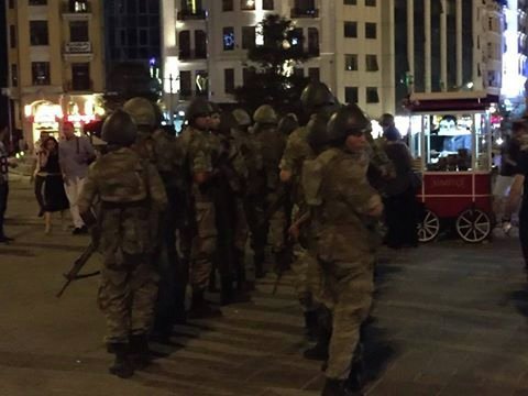 Военные на улицах Стамбула