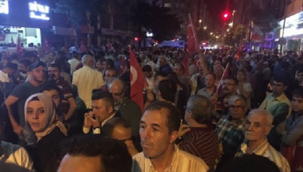 Жители Анкары и Стамбула вышли на улицы