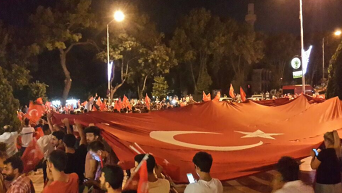 Жители Турции вышли на улицы против военного переворота в стране