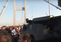 Сторонники Эрдогана празднуют конец мятежа на танках