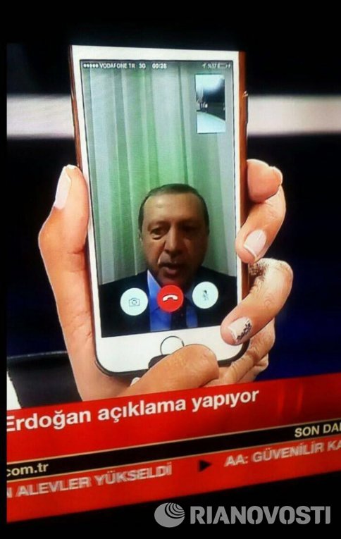 Телефонное обращение президента Турции Реджепа Тайипа Эрдогана, передаваемое в новостях по телевизору в одном из домов в городе Стамбуле. Максимально возможное качество