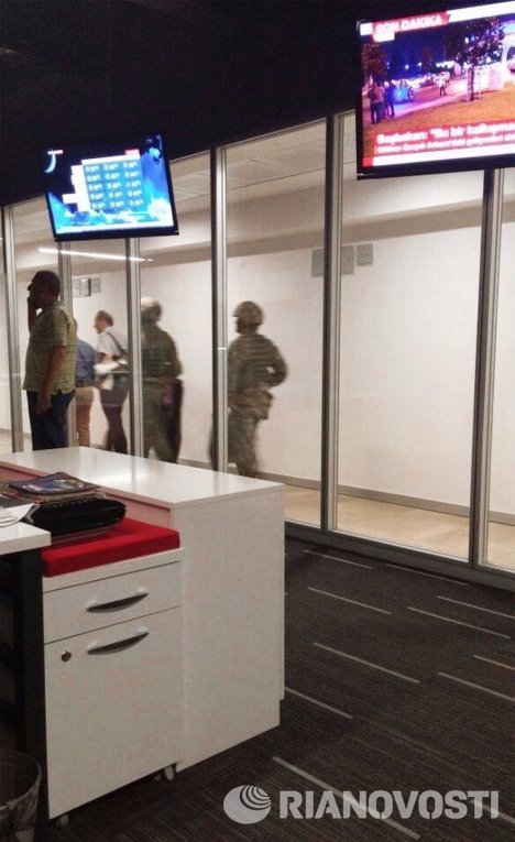 Военные в здании телевидения города Стамбул. Максимально возможное качество