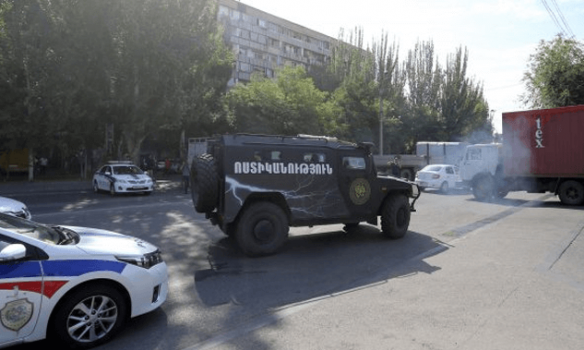 Ситуация в районе Эребуни в Ереване, где захвачены в заложники полицейские