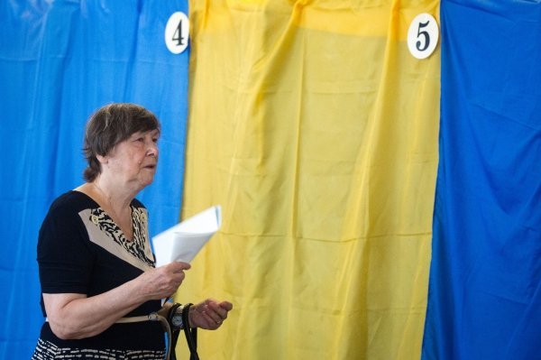 Голосование на одном из избирательных участков 206 округа в Чернигове