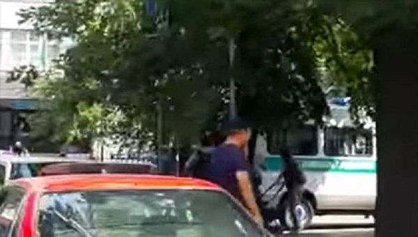 Неизвестный открыл стрельбу возле здания полиции в Алма-Ате