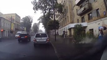 Обрушение фасада в Харькове из-за непогоды. Видео