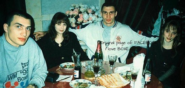Братья Кличко с девушками, слева от Виталия его будущая супруга Наталья Егорова