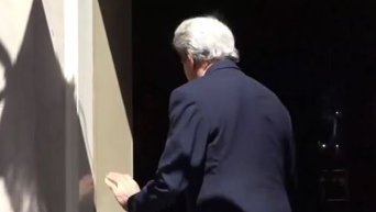 Керри ударили дверью на входе в резиденцию премьера Британии