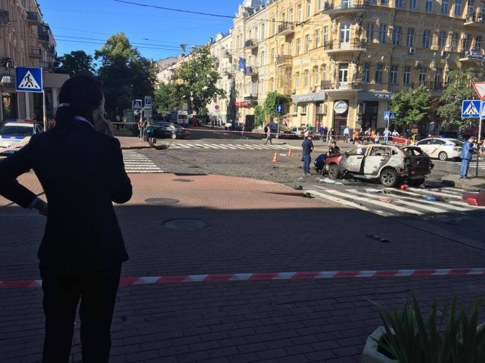 Хатия Деканоидзе на месте взрыва машины Павла Шеремета
