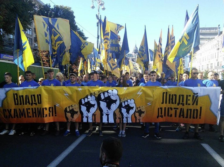 Азов и профсоюзы проводят массовые акции протеста в центре Киева