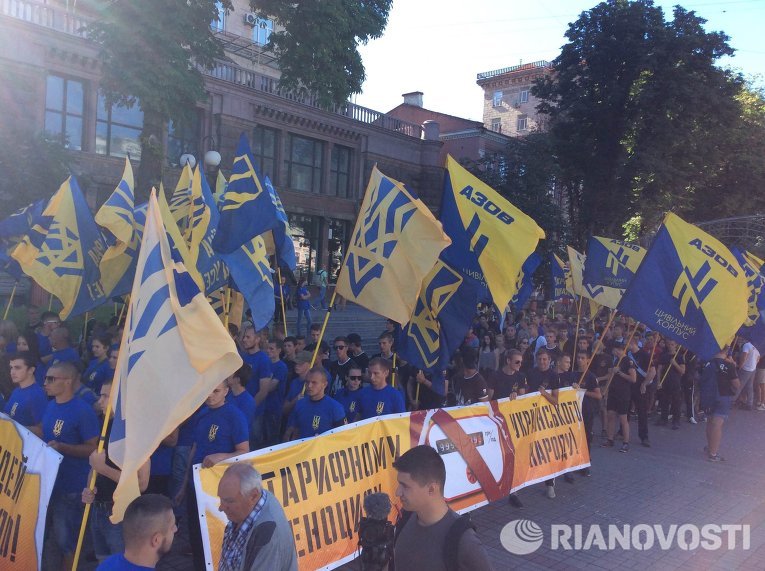 Азов и профсоюзы проводят массовые акции протеста в центре Киева