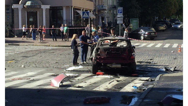 На месте взрыва автомобиля, в результате чего погиб Павел Шеремет