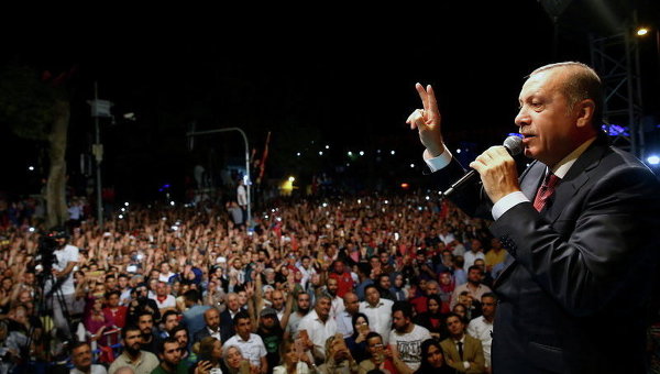 Президент Турции Тайип Эрдоган обращается к своим сторонникам возле своей резиденции в Стамбуле, Турция