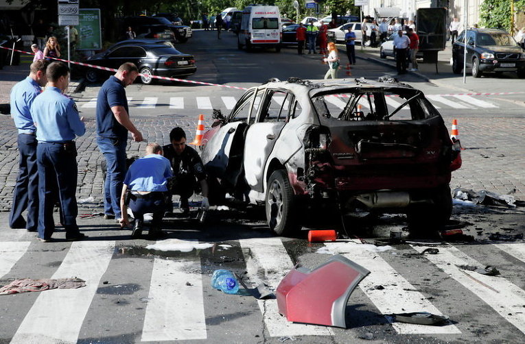 Журналист Павел Шеремет погиб в результате взрыва автомобиля в Киеве. Эвакуация автомобиля