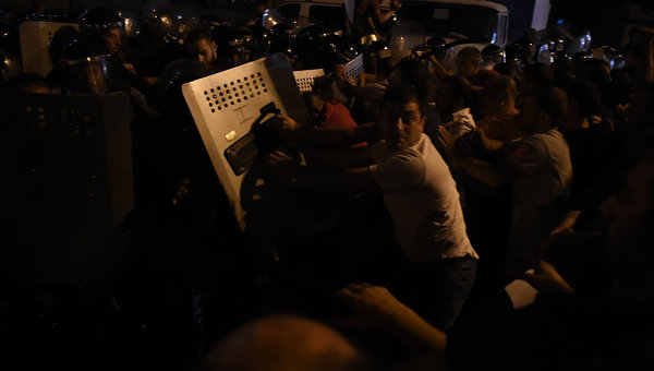 Столкновения митингующих с полицией в Ереване