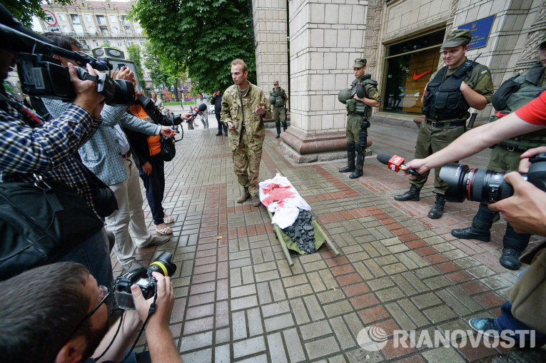 Активисты и участники АТО пикетируют Министерство энергетики и угольной промышленности в Киеве 21 июля 2016 года