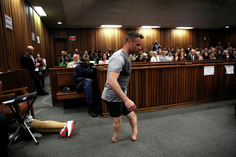 Южноафриканский спортсмен-ампутант Оскар Писториус признан виновным в убийстве своей подруги Ревы Стенкамп и приговорен к шести годам лишения свободы. Писториус в зале суда без протезов.