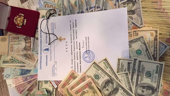 Генпрокуратура опубликовала фото изъятых документов, денег и драгоценностей в особняке мэра Бучи Анатолия Федорука