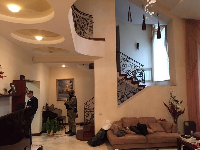 Генпрокуратура опубликовала фото обысков в особняке мэра Бучи Анатолия Федорука