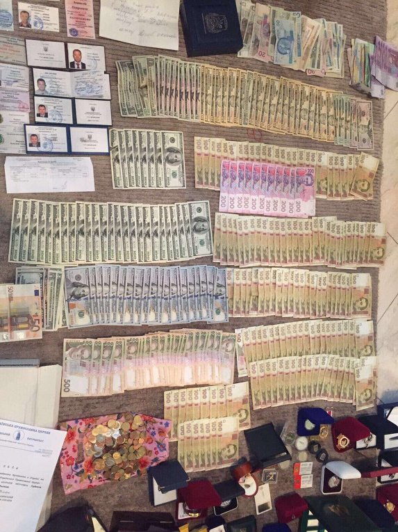 Генпрокуратура опубликовала фото изъятых документов, денег и драгоценностей в особняке мэра Бучи Анатолия Федорука