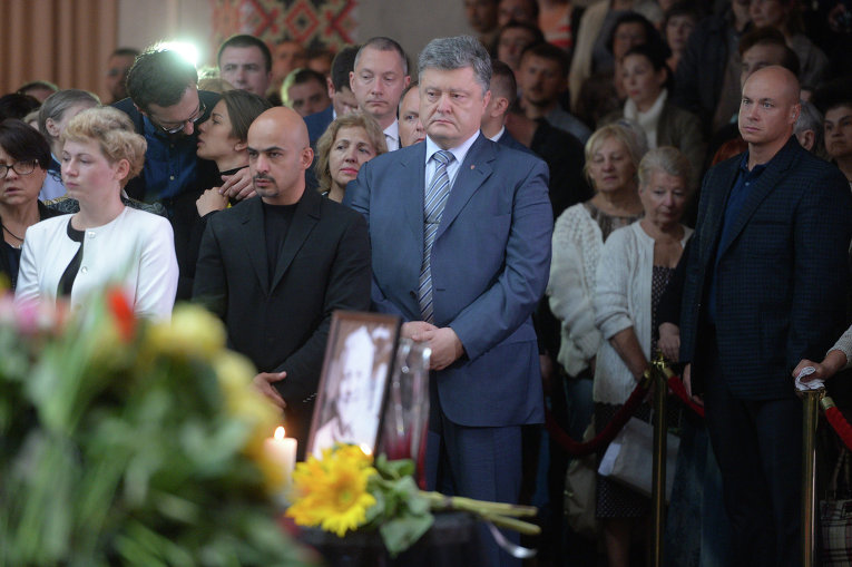 Петр Порошенко и Мустафа Найем на церемонии прощания с Павлом Шереметом