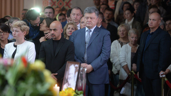 Петр Порошенко и Мустафа Найем на церемонии прощания с Павлом Шереметом
