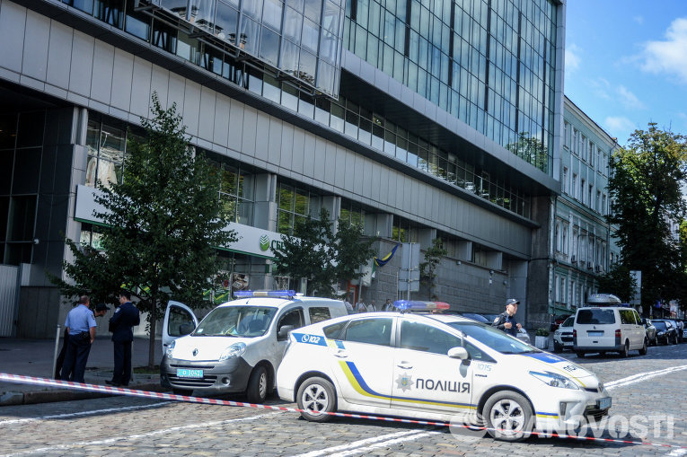 Полицейский автомобиль фото. Сотрудники правоохранительных органов. Здание телеканала Интер в Киеве.