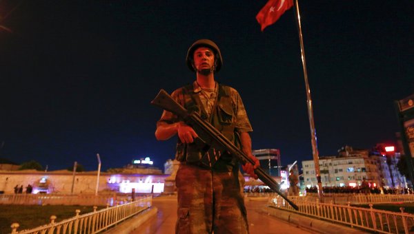 Турецкий военный стоит на страже возле площади Таксим в Стамбуле