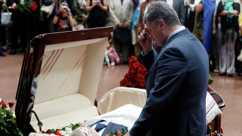 Президент Украины Петр Порошенко на церемонии прощания с погибшим журналистов Павлом Шереметом.