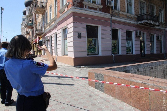 Из отделения Сбербанка в Одессе на Пушкинской улице, о заминировании которого ранее сообщил неизвестный, эвакуировали семерых сотрудников.