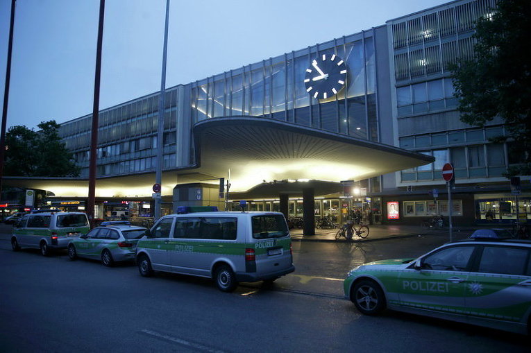 Полицейские автомобили стоят у главной железнодорожной станции после стрельбы в торговом центре Олимпия в Мюнхене