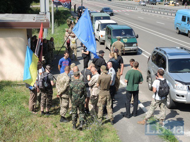 Националисты разбили лагерь под Киевом, чтобы препятствовать Крестному ходу
